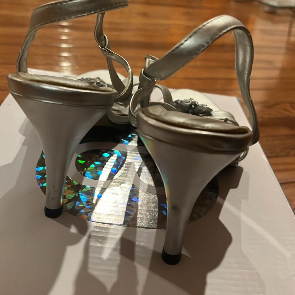 Silver heels - Picture 4 of 5
